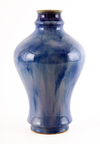 null DORÉ À SÈVRE
Vase en porcelaine bleue, le col doré
Marque au cul: Doré à Sèvres,...