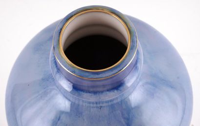 null DORÉ À SÈVRE
Vase en porcelaine bleue, le col doré
Marque au cul: Doré à Sèvres,...