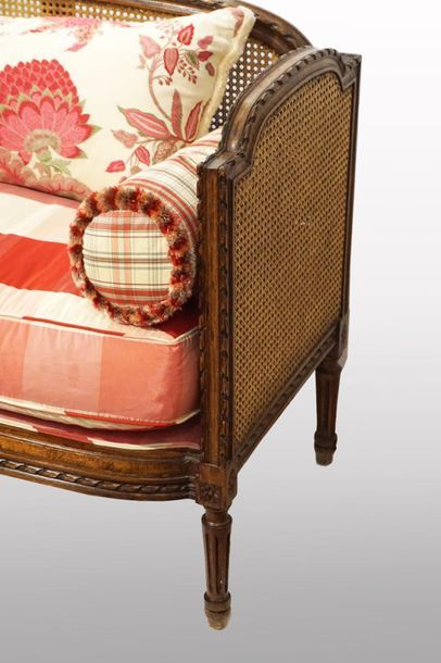 null Louis XVI style carved and caned wood DAYBED. It rests on tapered feet.
158x61x84cm...