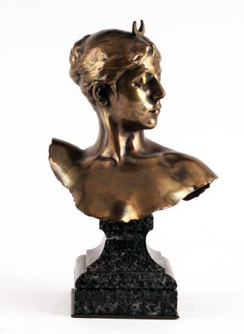 null FALGUIERE, Alexandre (1831-1900)
Buste de Diane
Bronze à patine dorée sur socle...