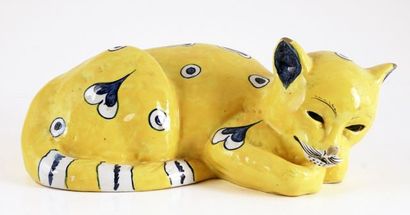 null GALLÉ, Émile (1846-1904)
Chat allongé en faïence émaillée jaune et bleue à décor...