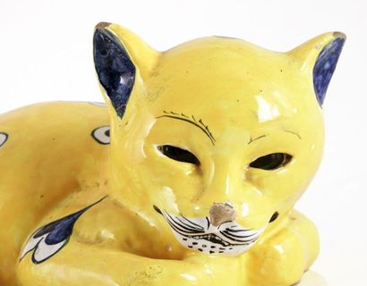 null GALLÉ, Émile (1846-1904)
Chat allongé en faïence émaillée jaune et bleue à décor...