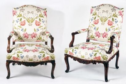 null Pair of Régence period armchairs, in natural wood with rich patina. À la Reine...