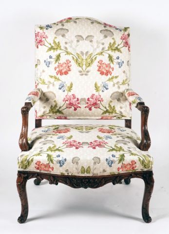 null Pair of Régence period armchairs, in natural wood with rich patina. À la Reine...