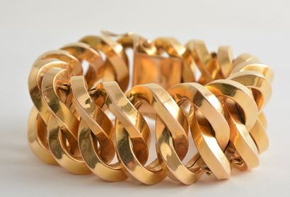 null BRACELET OR 18K MAILLE JONC CARRÉ
Bracelet en or jaune 18K formé d'importante...