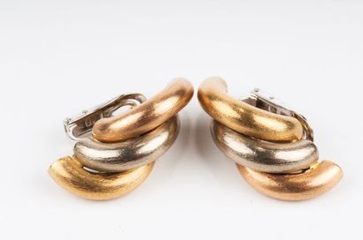 null BOUCLES D'OREILLE VOLUTES 3 ORS 18K
Paire de boucles d'oreilles en or 18K représentant...