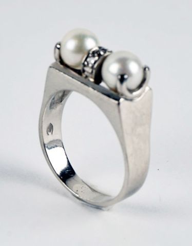 null BAGUE OR 10K, PERLES DIAMANTS
Bague en or blanc 10K sertissant 2 perles de cultures...