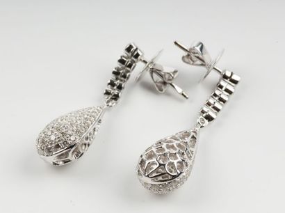 null BOUCLES D'OREILLES OR 18K DIAMANTS
Paire de boucles d'oreilles en or blanc 18K...