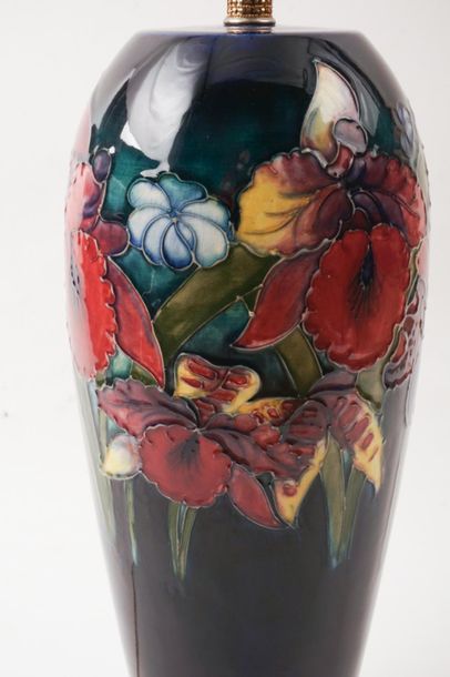 null MOORCROFT
Vase Moorcroft monté en lampe décoré d'orchidées 
H: 76cm - 30" (abat-jour...