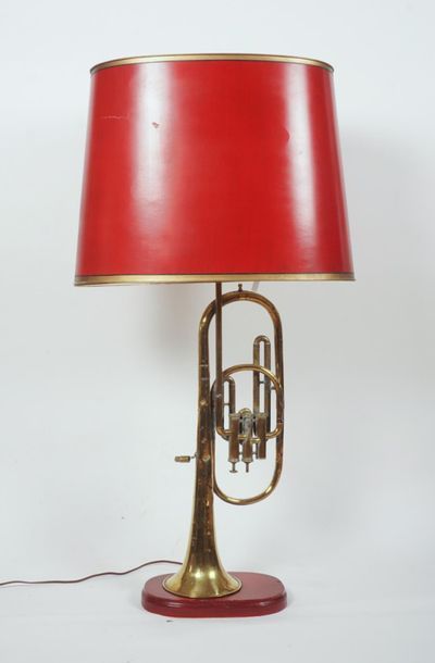 null LAMPE EN TROMPETTE
Trompette montée en lampe de table sur socle en bois rouge
H:...