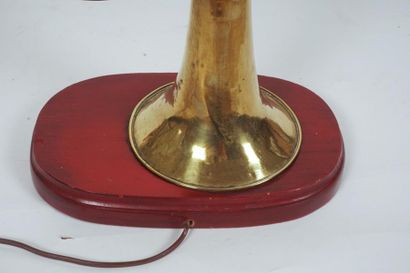 null LAMPE EN TROMPETTE
Trompette montée en lampe de table sur socle en bois rouge
H:...