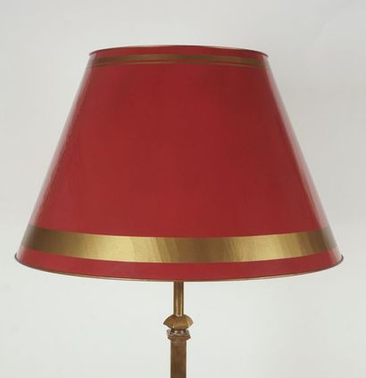 null LAMPADAIRE
Lampadaire en laiton avec abat-jour en carton rouge et doré
H: 160cm...