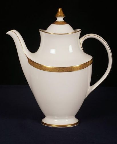 null ROYAL DOULTON
Service Royal Doulton "Royal Gold" pour dix-huit personnes comprenant...