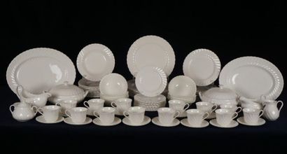 null WEDGWOOD
Service Wedgwood en porcelaine comprenant :
- 8 assiettes à dîner,...