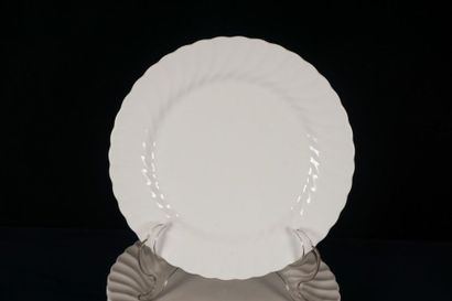 null WEDGWOOD
Service Wedgwood en porcelaine comprenant :
- 8 assiettes à dîner,...
