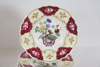 null CHAMBERLAIN WORCESTER
Ensemble de table en porcelaine décoré de motifs floraux...