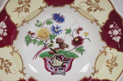 null CHAMBERLAIN WORCESTER
Ensemble de table en porcelaine décoré de motifs floraux...