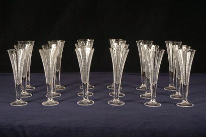 null VERRE MOUSSELINE
Ensemble de dix-huit flûtes à champagne en verre mousseline
H:...