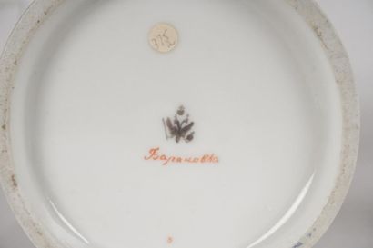 null TISANIÈRE, XIXe 
Tisanière en porcelaine polonaise blanche décorée d'une couronne....