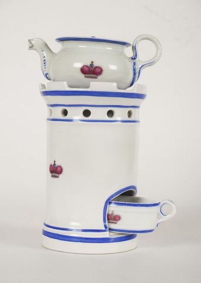null TEAPOT, 19th c.
Teapot in white Polish porcelain decorated with a crown. Signed...