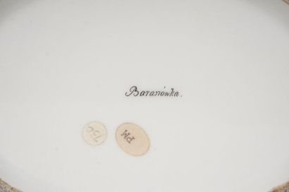 null BARANOWKA, PORCELAINE, XIXe 
Théière en porcelaine décorée de deux scènes représentant...