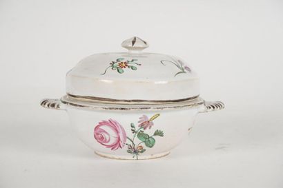 null PORCELAINE, XVIIIe
Petite terrine en porcelaine à couvercle décorée de fleurs...