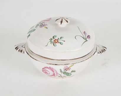 null PORCELAIN, 18th c
Small porcelain terrine with lid decorated with flowers and...