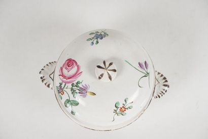 null PORCELAINE, XVIIIe
Petite terrine en porcelaine à couvercle décorée de fleurs...