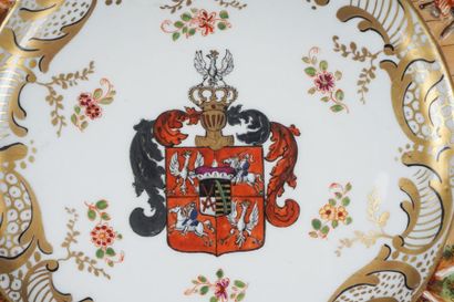 null CAPODIMONTE, XVIIIe
Assiette de Capodimonte avec décorations en relief et armoiries...
