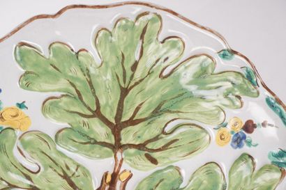 null PORCELAINE, XVIIIe 
Assiette en porcelaine décorée de feuilles en relief et...