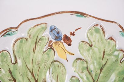null PORCELAINE, XVIIIe 
Assiette en porcelaine décorée de feuilles en relief et...