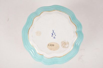 null MEISSEN, XVIIIe
Pique fleurs en porcelaine de Meissen décorée des armoiries...