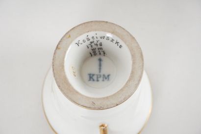 null KPM, PORCELAINE XIXe 
Tasse avec soucoupe en porcelaine de KPM décorée d'un...