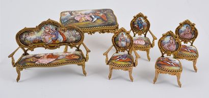 null Ensemble d'objets miniatures en émail représentant une table, un divan et 4...