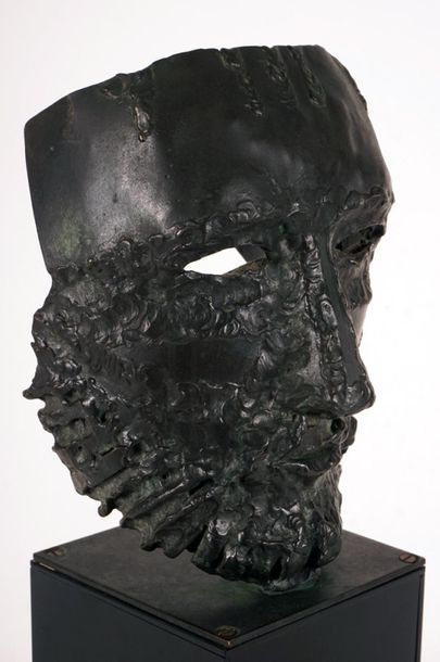 null TRUDEAU, Yves (1930-2017)
Le masque
Bronze à patine foncée
Signé, daté et numéroté...