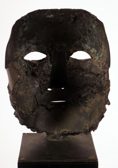 null TRUDEAU, Yves (1930-2017)
Le masque
Bronze à patine foncée
Signé, daté et numéroté...