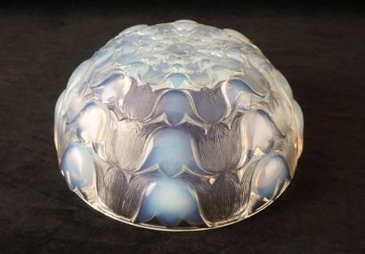 null LALIQUE, René (1860-1945)
Bol modèle ''Campanules'' en verre opalescent. Signé...