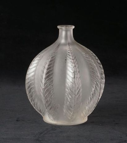 null LALIQUE, René (1860-1945)
Vase modèle ''Malines'' en verre moulé pressé. Signé...