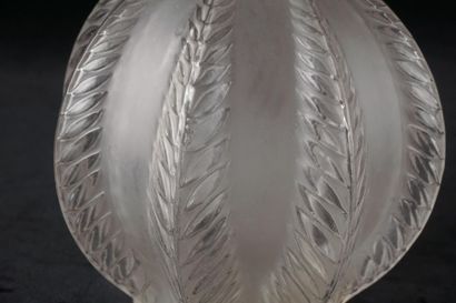 null LALIQUE, René (1860-1945)
Vase modèle ''Malines'' en verre moulé pressé. Signé...