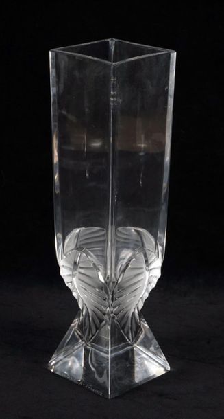 null LALIQUE, FRANCE
Vase modèle ''Brocéliande'' en cristal moulé et, en partie,...