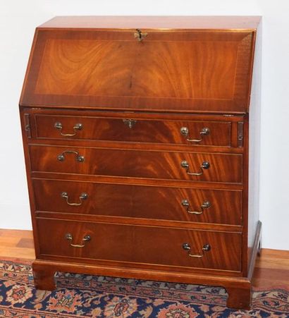 null COMMODE
Sloping mahogany chest of drawers with 4 drawers on the bottom and supporting...