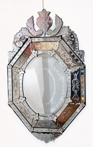 null MIROIR VÉNITIEN
Miroir hexagonal de style vénitien
122x74cm - 48x29’’