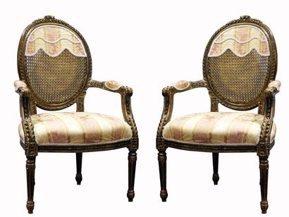 null FAUTEUILS DE STYLE LOUIS XVI
Paire de fauteuils de style Louis XVI à dossier...