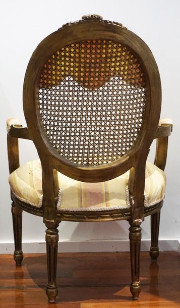 null FAUTEUILS DE STYLE LOUIS XVI
Paire de fauteuils de style Louis XVI à dossier...
