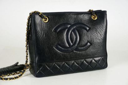 null SAC CHANEL
Circa 1990 - Sac Cabas 32cm en cuir agneau noir partiellement matelassé,...