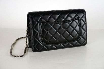 null SAC CHANEL
Sac en cuir noir matelassé noir, le fermoir CC en métal argenté,...