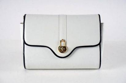 null SAC GUCCI
Sac en cuir blanc avec liseret noir, anse plate en cuir blanc permettant...