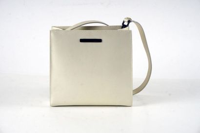 null SAC GUCCI
Sac carré en cuir lisse blanc, anse rétractable, possible porté épaule...