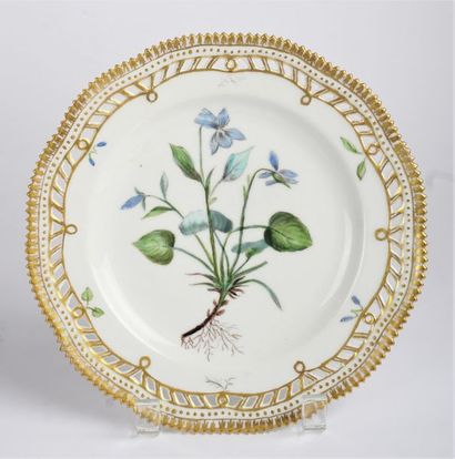 null ROYAL COPENHAGEN, FLORA DANICA, PORCELAIN
Set of porcelain pieces from Royal...