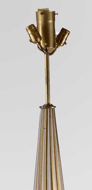 null Torchère Murano du milieu du siècle. La lampe est en verre translucide à rayures...